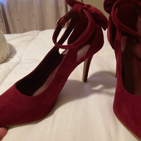 Burgundy bow stilettos - Picture 4 of 10